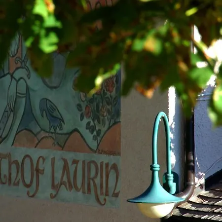 Hotel Laurin Tires